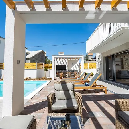 Sulic - Heated Pool And Mountain View Vila *